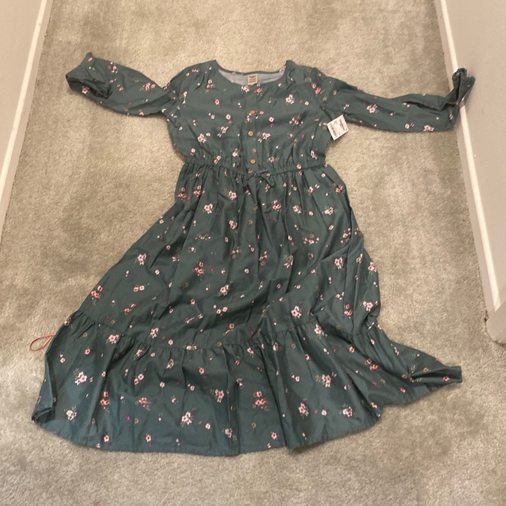 Casual dress with tag